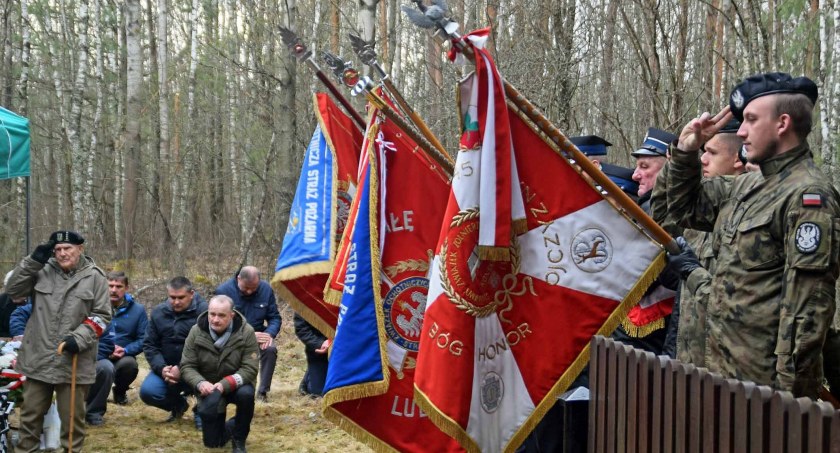 Zdjęcie pocztów sztandarowych podczas mszy polowej w Wąsoszu, na czele poczet koneckiego Koła ŚZŻAK