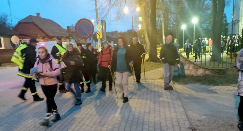 Zdjęcie pątników wyruszających w Ekstremalną Drogę Krzyżową z Czarnej
