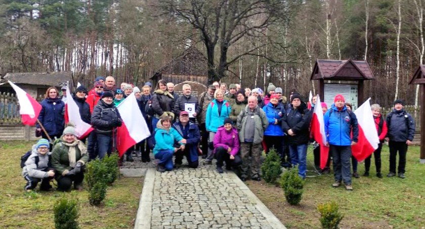 Zdjęcie uczestników rajdu pod pomnikiem w Zychach 