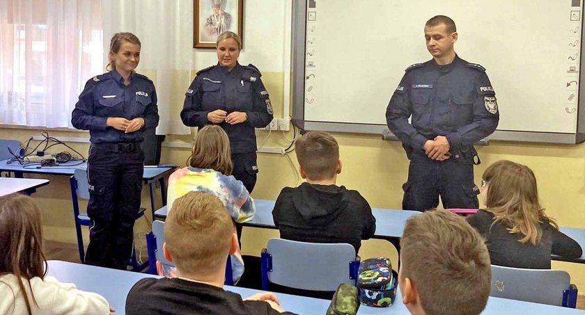 Zdjęcie policjantów na lekcji z uczniami