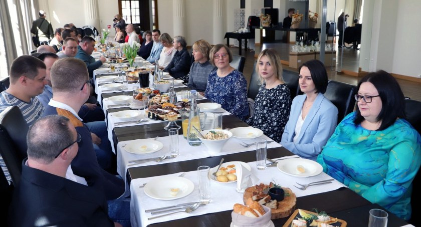 Zdjęcie podopieczni WTZ w Końskich i gości, którzy zasiedli przy wspólnym stole 