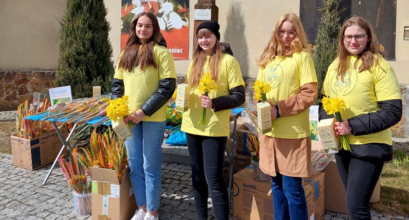 Zdjęcie dziewcząt kwestujących na rzecz Hospicjum
