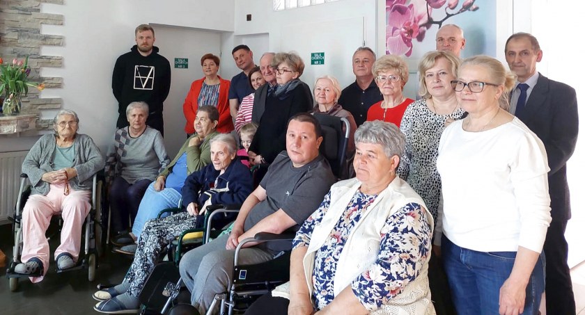 Pamiątkowe zdjęcie pensjonariuszy Hospicjum i członków koneckiego chóru
