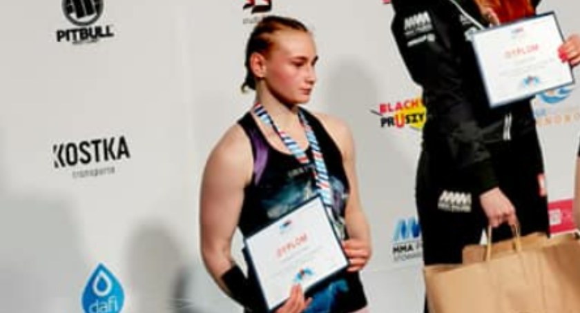 Zdjęcie Wiktorii Czyżewskiej ze srebrnym medalem 3 Mistrzostw MMA