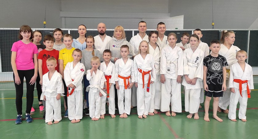 Zdjęcie organizatorów i dzieci, które wzięły udział w treningu karate
