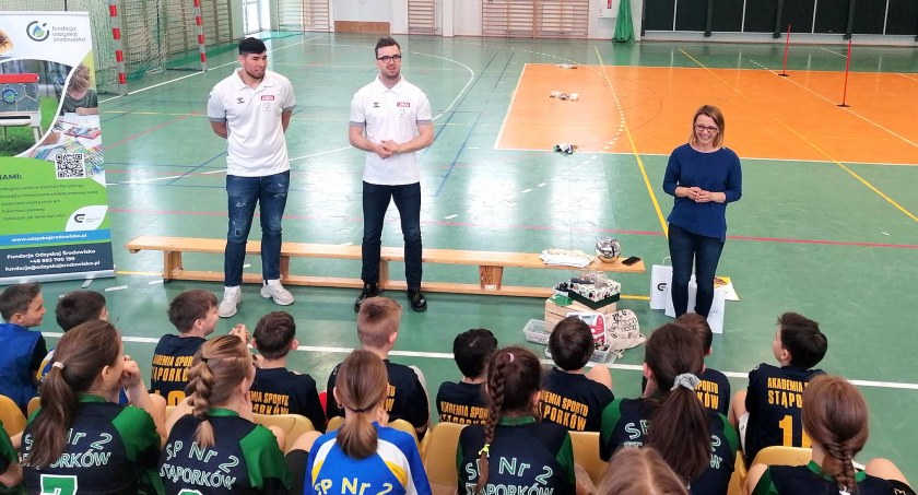 Zdjęcie Daniela Dujshebaeva i Pawła Paczkowskiego ze spotkania z uczniami PSP nr 2 w Stąporkowie