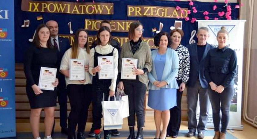 Zzdjęcie uczestników powiatowego przeglądu piosenki w ZSP nr 3 w Końskich