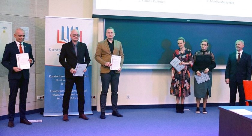 Zdjęcie przedstawicieli powiatu i szkół na podsumowaniu projektu w Kielcach