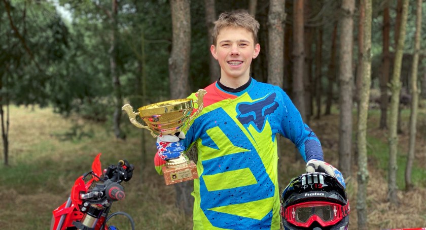 Zdjęcie Macieja Broniewskiego z trofeum za mistrzostwo okręgu warszawskiego w sprincie enduro klasy junior