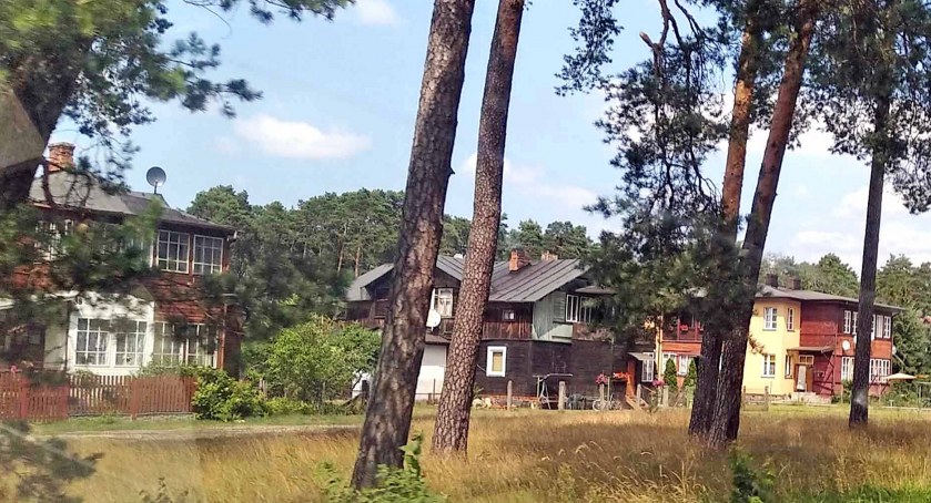 Zdjęcie willi stojących w Czarnieckiej Górze przy drodze do Stąporkowa