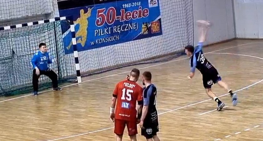Zdjęcie ze spotkania KSSPR Końskie - AZS AGH Kraków (rzut karny zamienia na bramkę Przemysław Matyjasik)