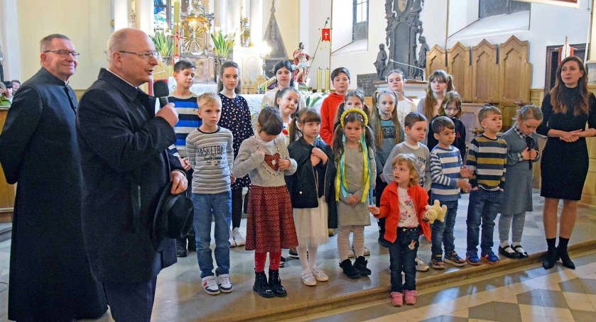 Zdjęcie ks. Andrzeja Zaparta i burmistrza Krzysztofa Obratańskiego, którzy dziękują za występ małym artystom z Ukrainy