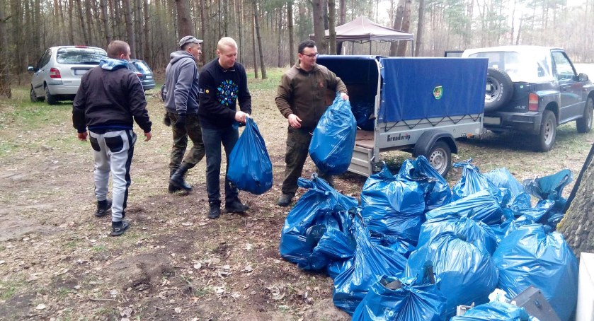 Zdjęcie uczestników akcji Czyste Brzegi Rzeki Czarnej, którzy zebrali okolo 100 worków śmieci