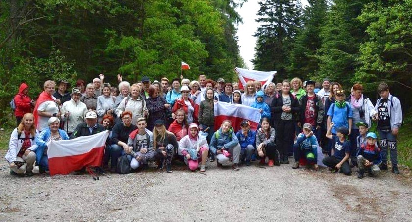 Zdjęcie uczestników poprzedniego Rajdu z Flagą