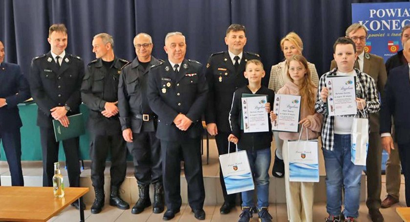 Zdjęcie gości, jurorów i laureatów w kategorii szkół podstawowych