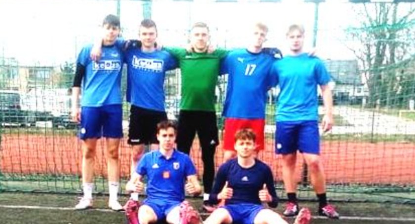 Zdjęcie zwycięskiej ekipy Królewskich (Nicolas Basiak, Bartosz Smyk, Kacper Pakuła, Francesco Ślifierski, Piotr Kosmal, Konrad Musielewicz, Piotr Piątkowski)