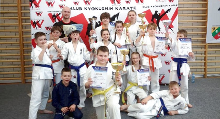Zdjęcie zawodników Koneckiego Klubu Karate Kyokushin z trofeami wywalczonymi w Kobierzycach
