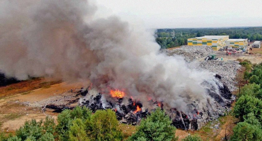 Zdjęcie archiwalne przedstawia pożar składowiska odpadów w Fałkowie