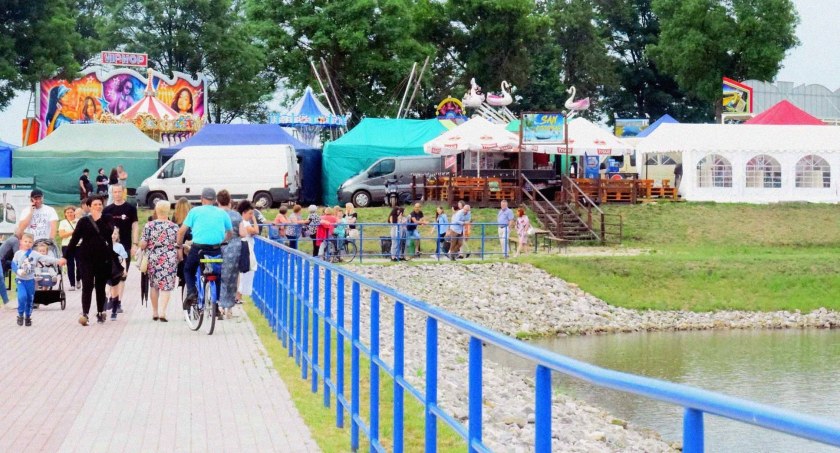 Zdjęcie wyspy nad zalewem Antoniów, gdzie odbywają się imprezy kulturalne