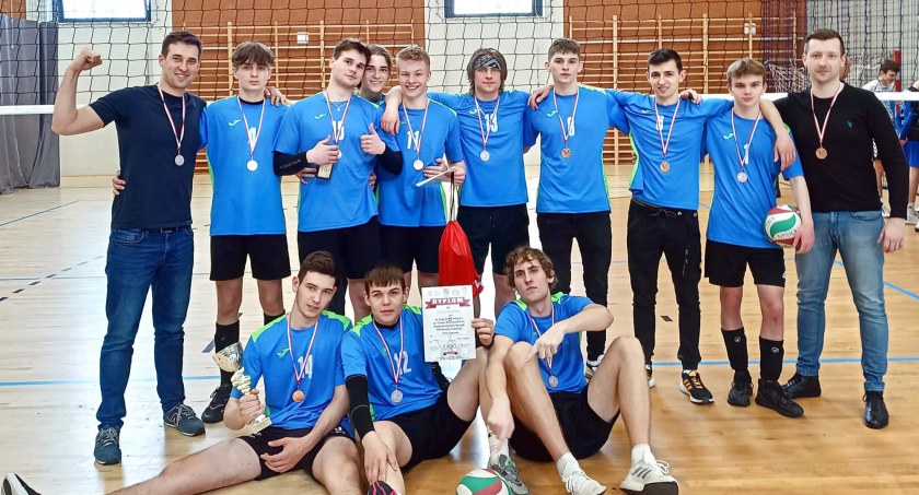 Zdjecie drużyny siatkarzy z II LO w Końskich na zawodach w Kielcach