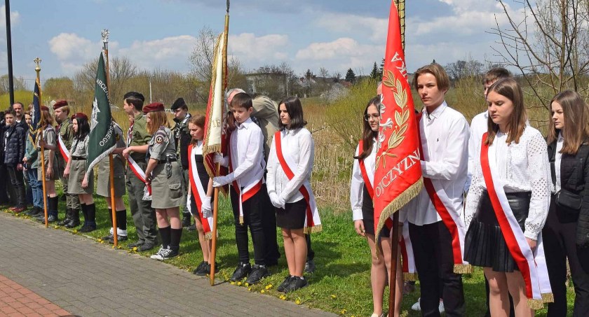 Zdjęcie pocztów sztandarowych koneckich szkół i ZHP
