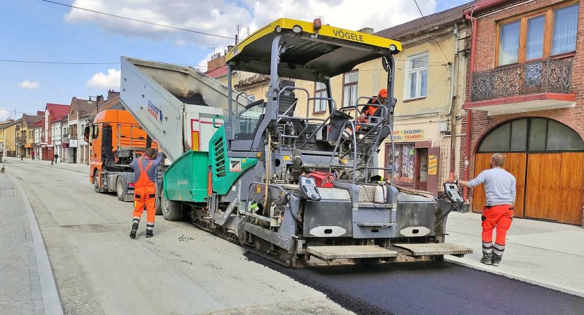 Zdjęcie, na którym ekipy układają dywanik asfaltowy na ul. Piłsudskiego od ronda do Warszawskiej