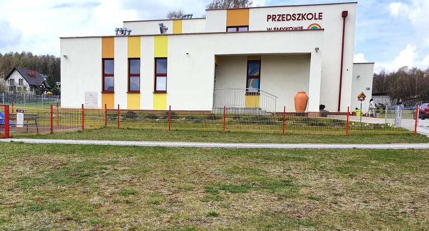 Zdjęcie miejsca, gdzie powstanie nowy plac zabaw w Przedszkolu w Smykowie