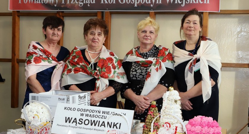 Zdjęcie pań z KGW Wąsowianka w Wąsoszu w gminie Fałków na Festiwalu w Tokarni
