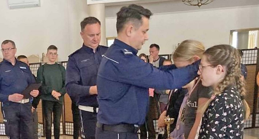 Zdjęcie z ceremonii wręczania nagród przez insp. Rafała Zielińskiego