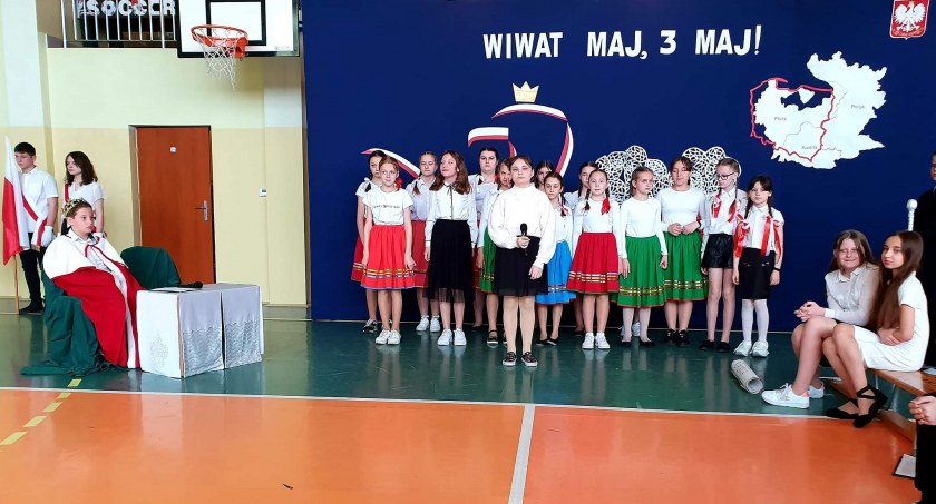 Zdjęcie uczniów SP w Królewcu podczas uroczystej akademii z okazji rocznicy uchwalenia Konstytucji 3 Maja
