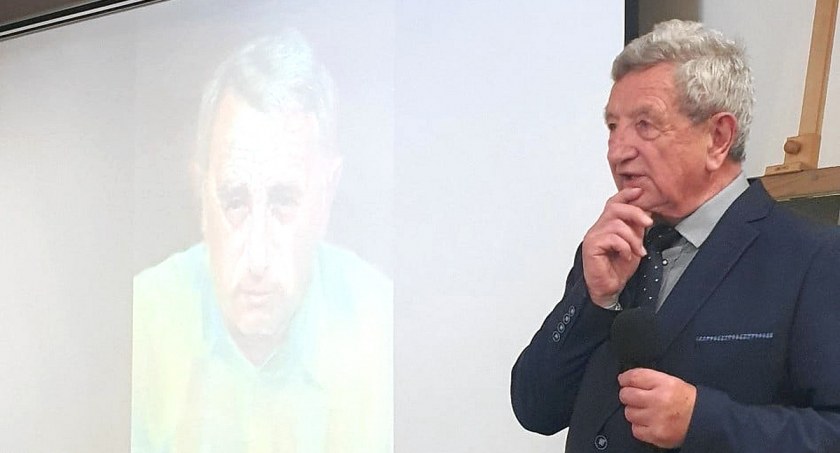 Zdjęcie Kazimierza Tischnera, który opowiada o swoim starszym bracie księdzu profesorze Józefie Tischnerze