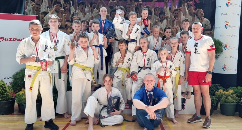 Zdjęcie drużyny Koneckiego Klubu Karate Kyokushin na turnieju Warsaw Cup 2022