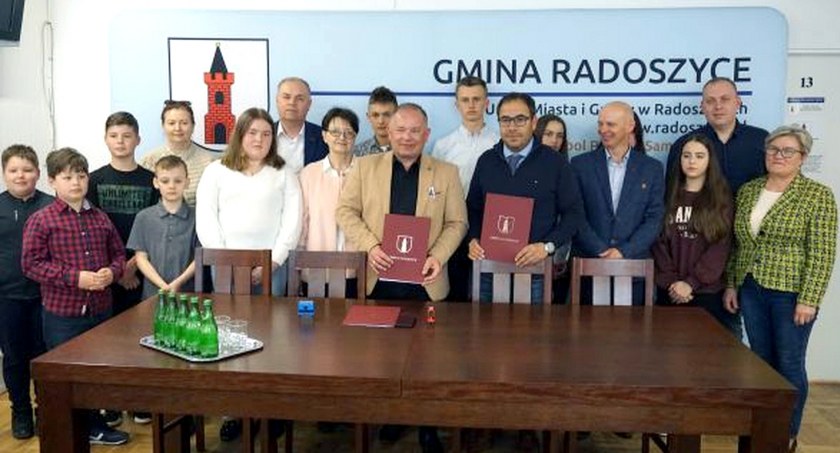 Zdjęcie uczestników ceremonii podpisania umowy