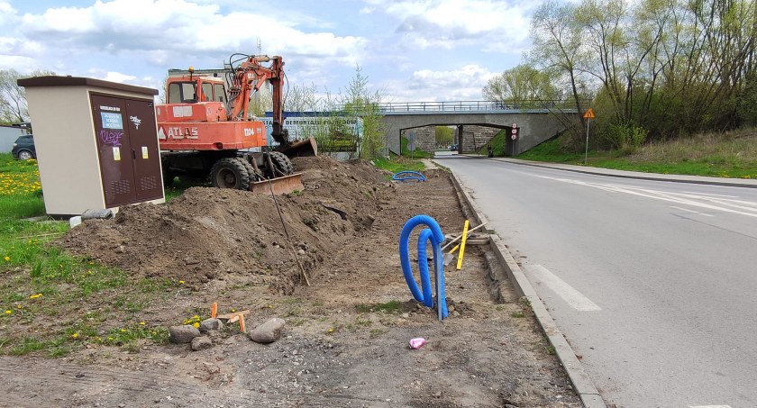 Zdjęcie ul. Mostowej w Końskich, gdzie powstaje nowy chodnik i oświetlenie uliczne