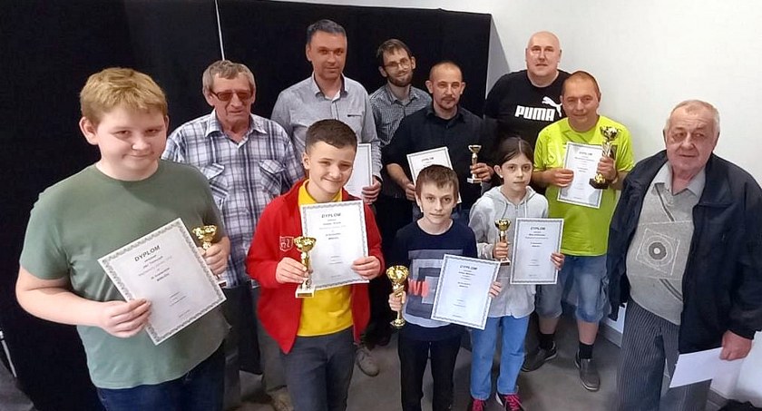 Zdjęcie najlepszych zawodników z organizatorami turnieju