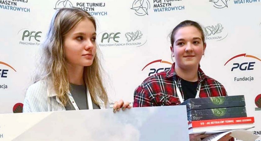 Zdjęcie Oliwii Dziurdź i Zuzanny Milewskiej, duetu konstrukcyjnego z ZSP nr 1 w Końskich