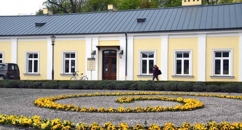 Zdjęcie fragmentu wyremontowanego budynku biblioteki