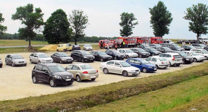 Zdjęcie parkingu w Antoniowie, który będzie powiększany, a niedaleko wytyczony zostanie nowy parking z miejscem na 2.500 samochodów