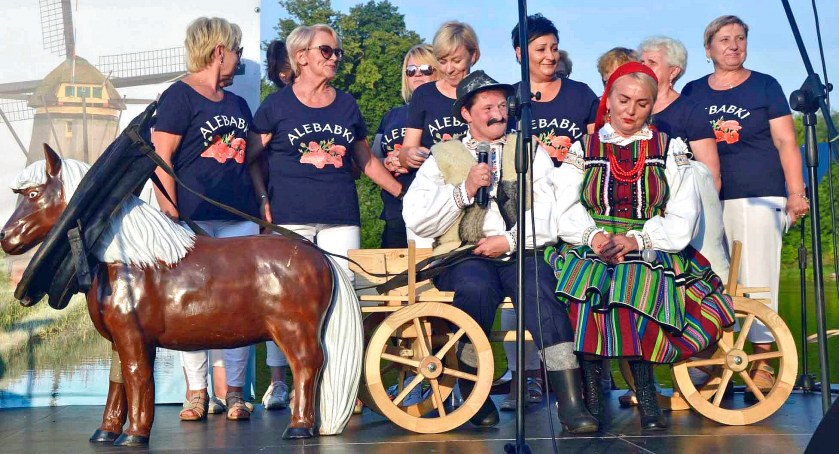 Zdjęcie KGW Alebabki podczas artystycznego popisu
