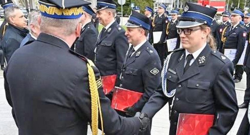 Zdjęcie dh Jarosława Młodawskiego, który otrzymuje promesę z rąk nadbrygadiera Krzysztofa Hejduka