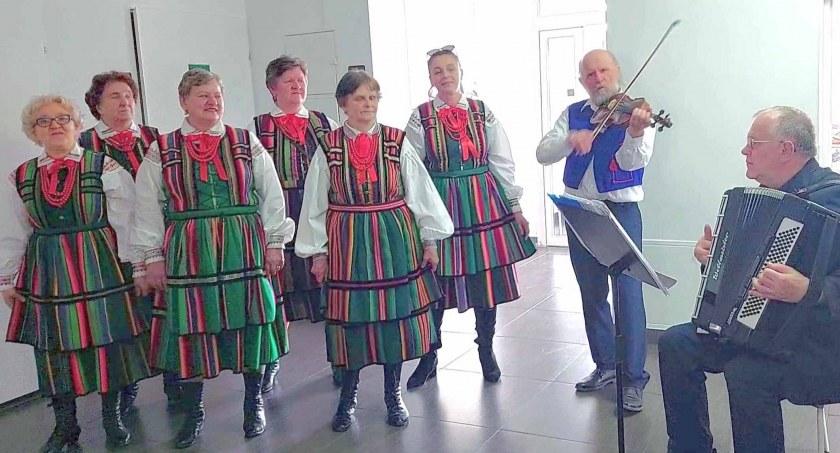 Zdjęcie Korniczanki podczas koncertu w hospicjum w Rudzie Białaczowskiej
