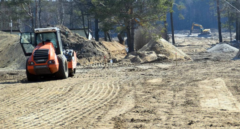 Zdnęcie naszyn, które wciąż przewalają piach z dna i dawnego mola