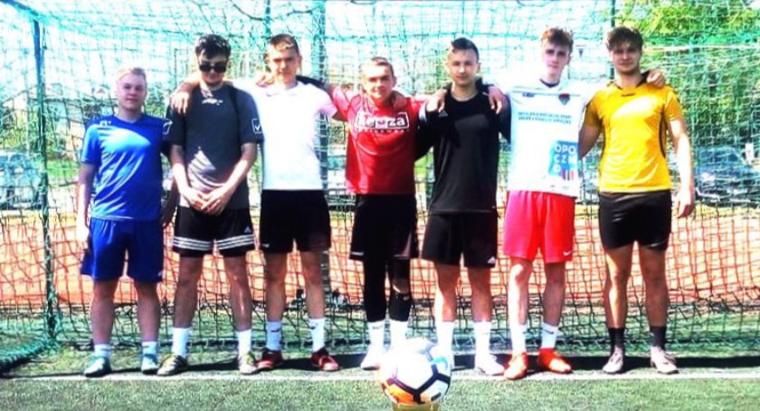 Zdjęcie Królewskich z pucharem za zwycięstwo w cyklu Wiosennych Turniejów Piłkarskich Stowarzyszenia Sportowego Fair Play