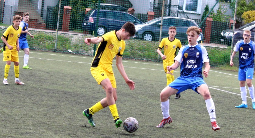 Zdjęcie fragmentu spotkania juniorów Alit Ożarów - Neptun Końskie