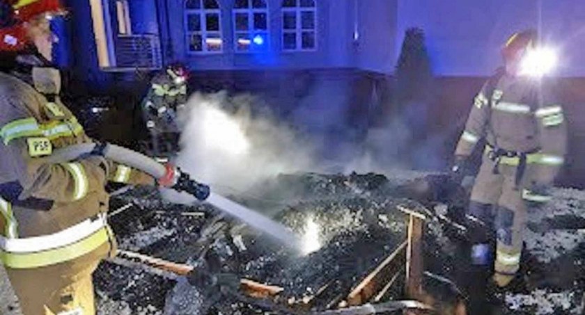 Zdjęcie strażaków, którzy dogaszają pozostałości po saunie 