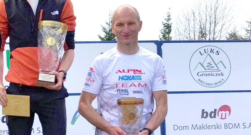 Zdjęcie Piotra Konia na podium 25 Biegu na Magurkę