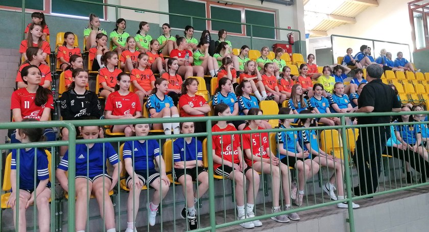 Zdjęcie dziewcząt uczestniczących w turnieju podczas pogadanki, którą wygłosił Konrad Zwierzchowski