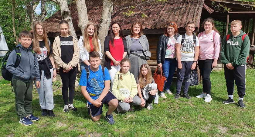 Zdjęcie uczniów klasy 7A ze szkoły w Królewcu w gospodarstwie agroturystycznym państwa Czarkowskich