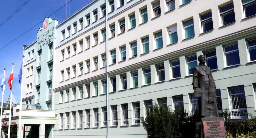 Zdjęcie budynku koneckiego starostwa, gdzie na IV piętrze swoją siedzibę znajdzie Poradnia Psychologiczno-Pedagogiczna
