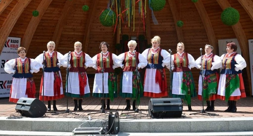 Zdjęcie Zespołu Ludowego z Mokrej na finałowej scenie Buskich Spotkań z Folklorem